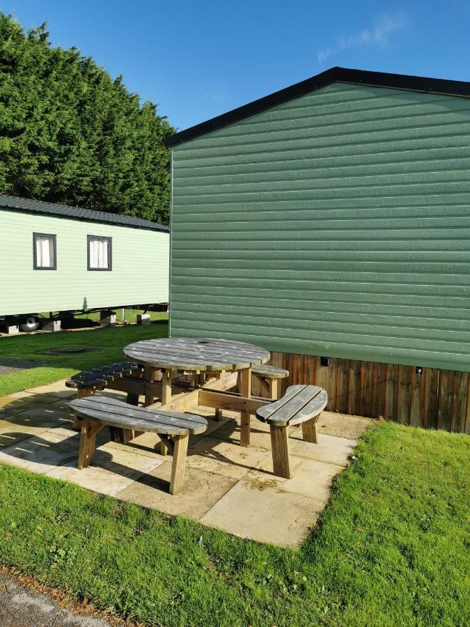 Woofles Luxury Caravan At Knaresborough Lido Exterior foto